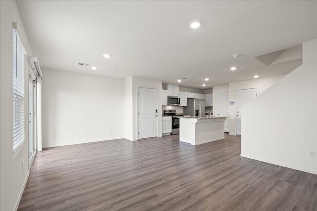 Foto del edificio - Newer Townhouse 3 bd, 3 bth, Loft, 2 Car Garage- Priced to be rent!