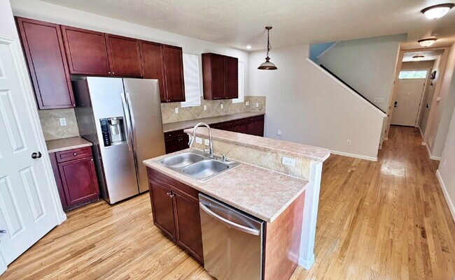 Foto del edificio - Fantastic 4 Bed 2.5 Bath + Office 2 Car Attached Garage in Murphy Creek Community Pool + Tennis C...