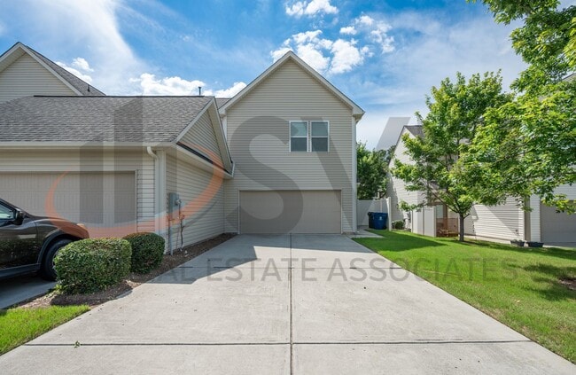 Building Photo - Gorgeous End-Unit Townhome with Spacious Layout!