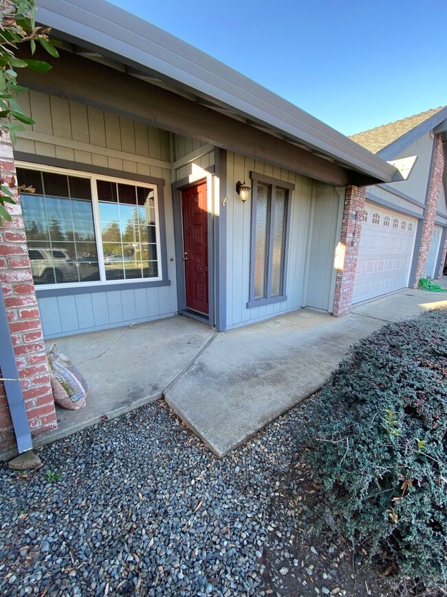 Building Photo - Charming 3 Bedroom Duplex in Fair Oaks