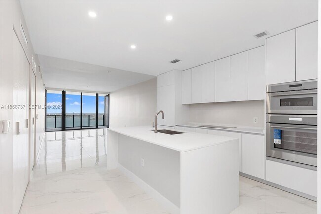 Foto del edificio - 700 NE 24th St