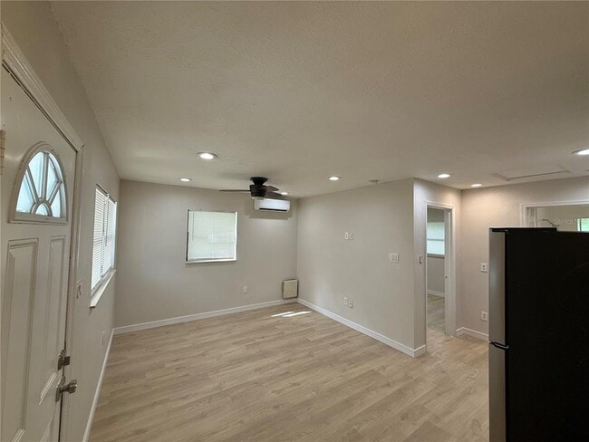 Building Photo - 10022 N Lantana Ave
