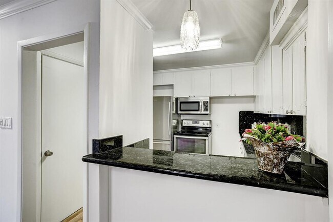Foto del edificio - Beautifully remodeled two-story condo in a...
