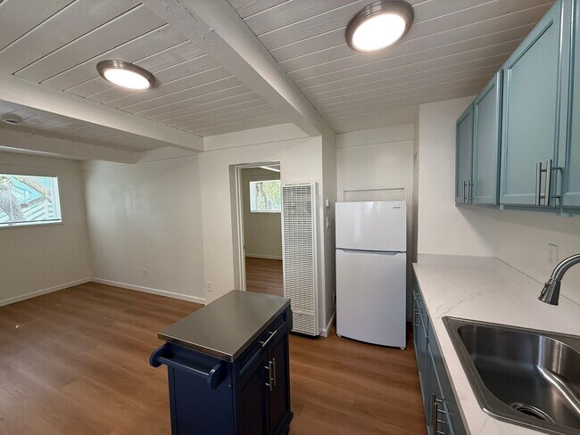 Foto del edificio - Updated ground-floor 1-bed 1-bath garden apartment in a gated property near N Berkeley BART