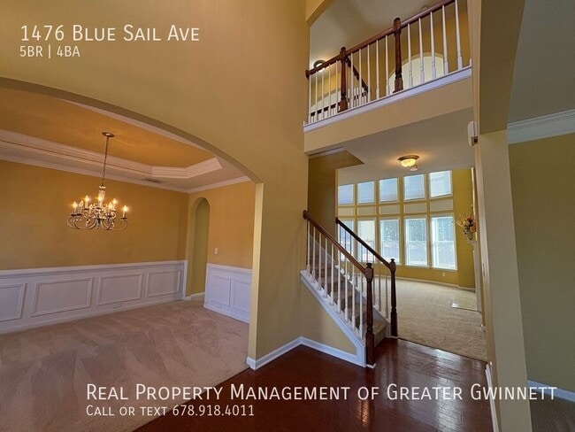 Building Photo - Spacious 5 Bedroom Home with High Ceilings...