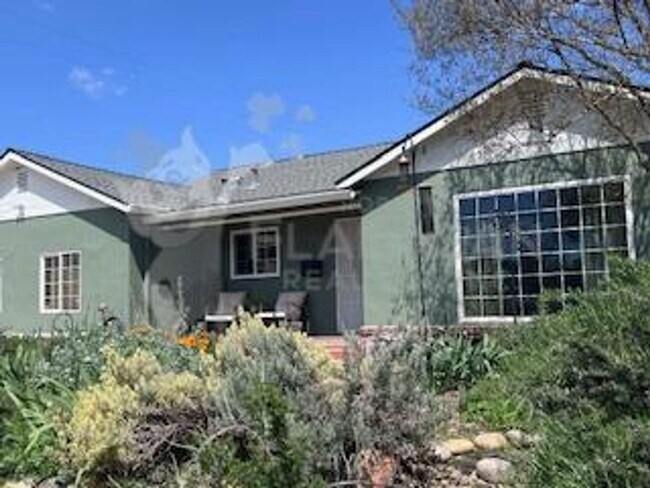 Foto del edificio - Beautiful 3 bedroom/ 1.5 bathroom home wit...
