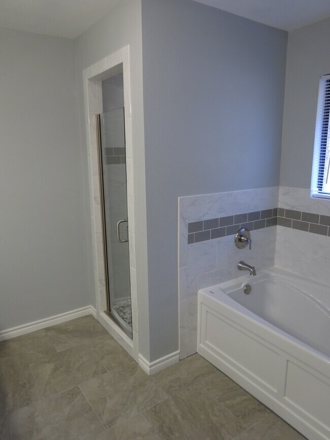 Baño principal - 4406 Parkhurst Dr