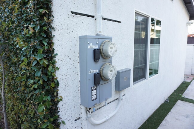 Foto del edificio - 14820 Devonshire St