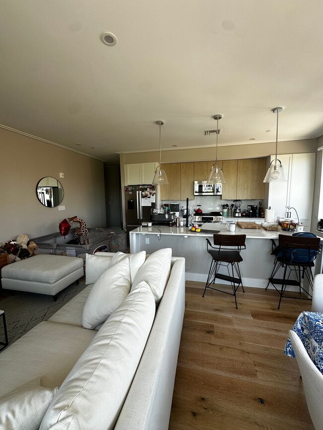 Foto del edificio - Spacious 2 Bed, 2 Bath Luxury Condo with D...