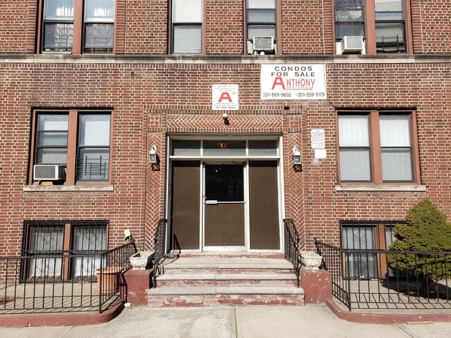 Building entrance - 117 Corbin Ave