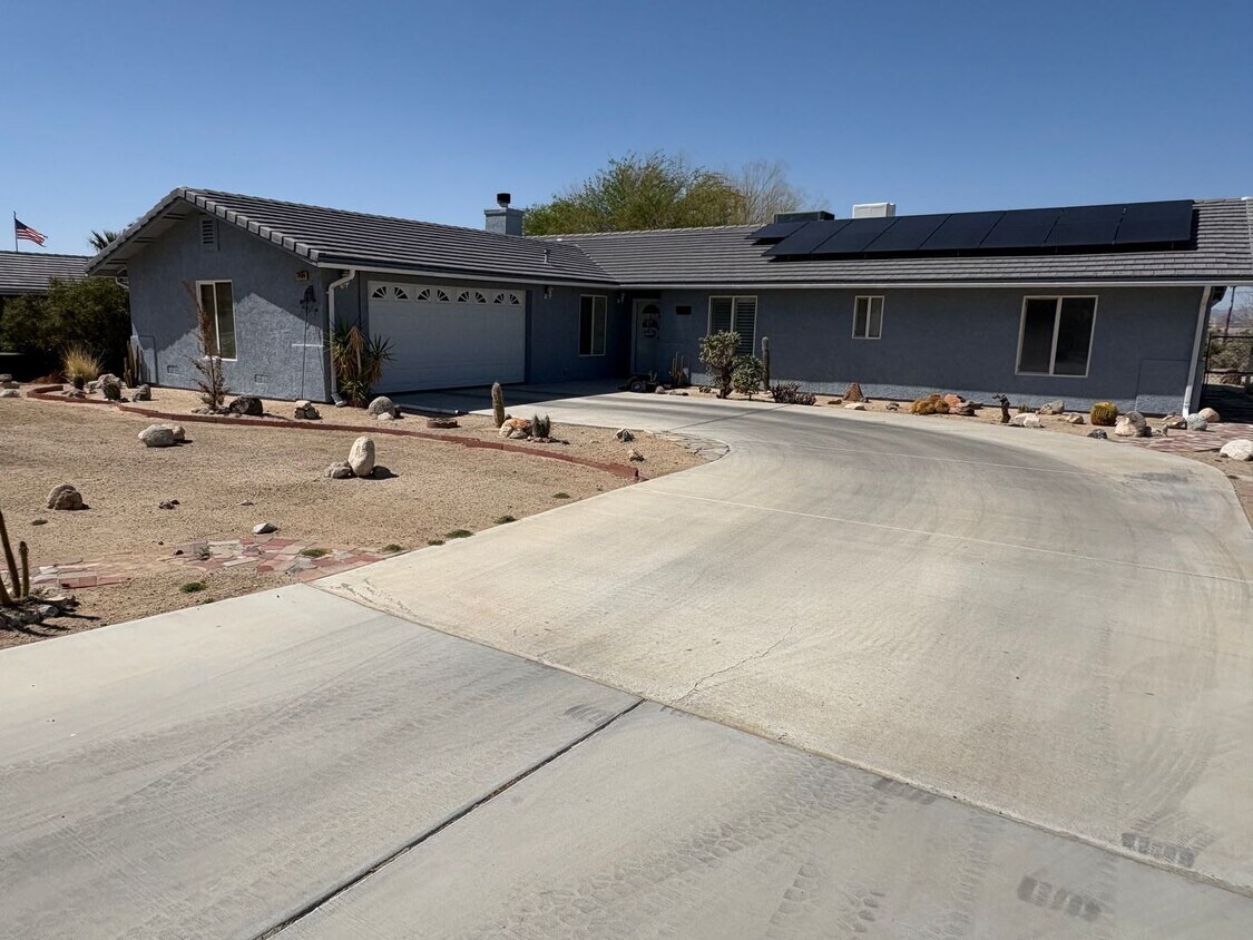Foto del edificio - Lovely 3 Bedroom, 3 Bathroom Home with Solar