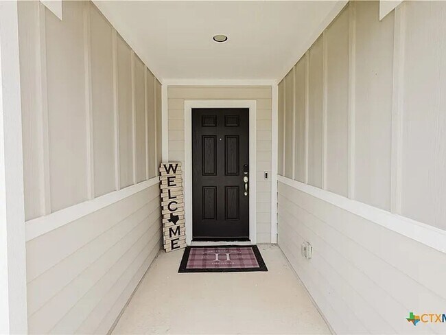 Building Photo - Single Family