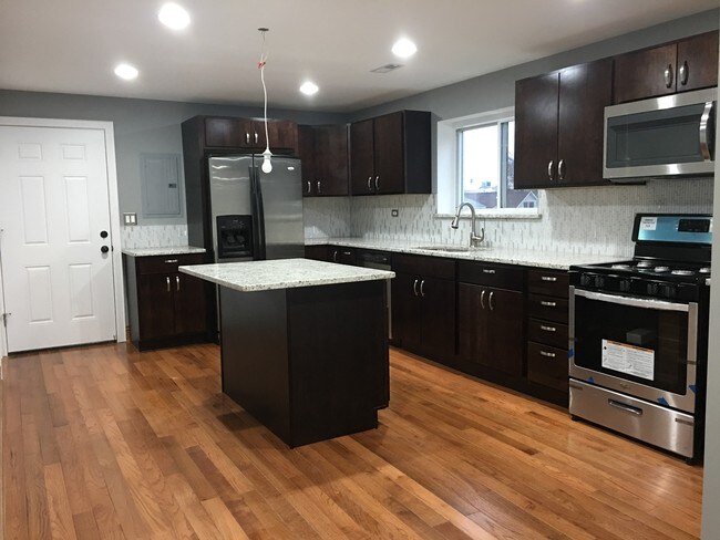 Kitchen - 6025 S Maplewood Ave