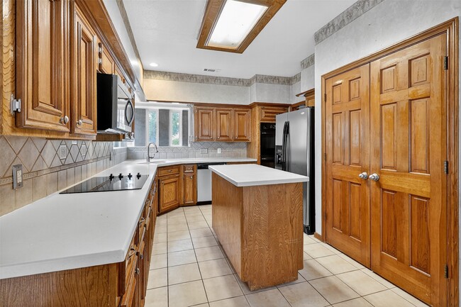 Building Photo - 18307 Forest Elms Dr