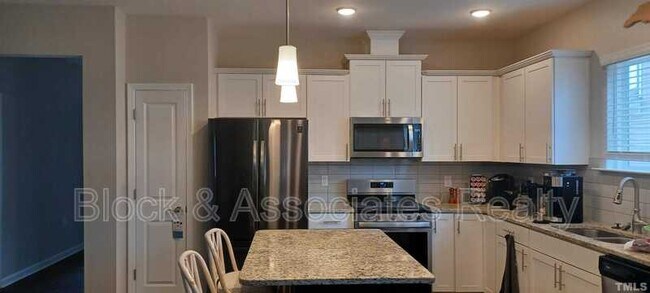 Foto del edificio - 2131 Fox Chapel Pl