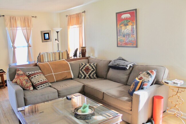 Foto del edificio - 3BD/2.5BA Home minutes from Dam Neck!  Full fenced Back yard!!