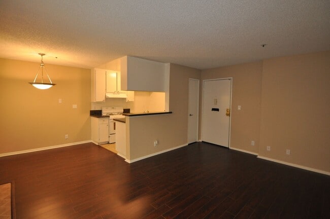 Building Photo - 11505 Riverside Dr