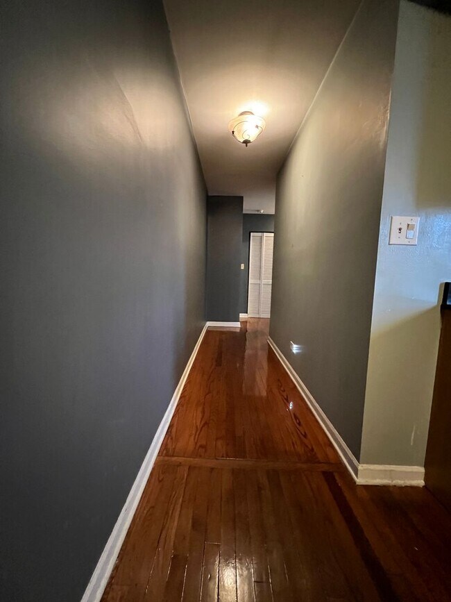 Building Photo - Washington Park condo available NOW!