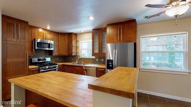 Building Photo - 2 br, 1 bath House - 3031 Portola Way
