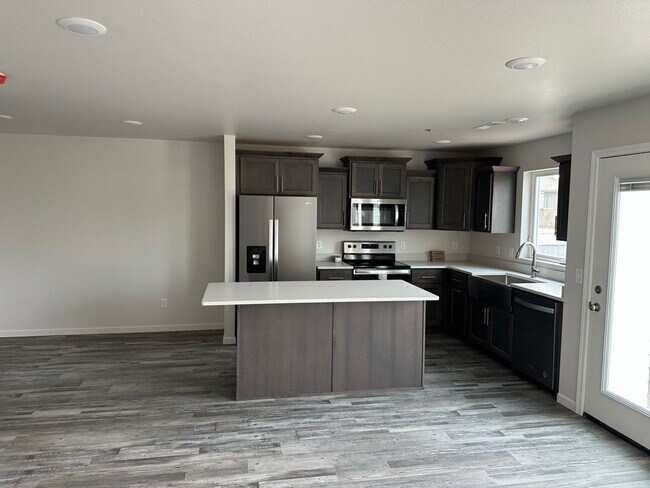 Building Photo - Spacious 3-bed 2.5 Bath - First Month Free!