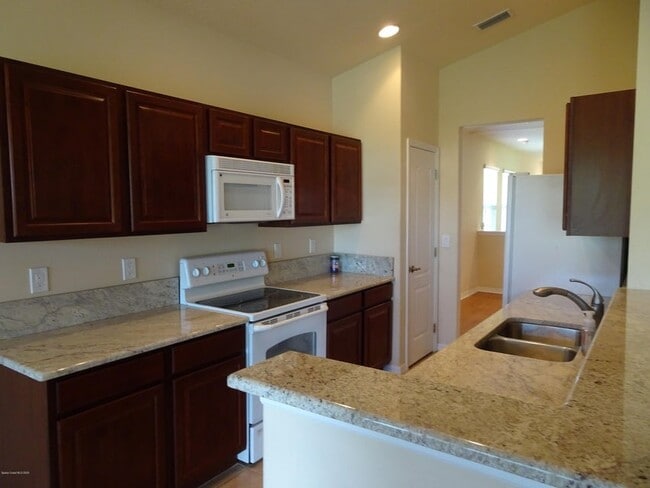 Kitchen - 1020 Venetian Dr