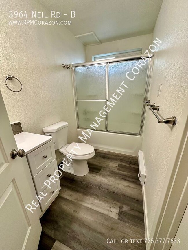 Building Photo - Recently Remodeled 2 Bed, 1.5 Bath Apartme...