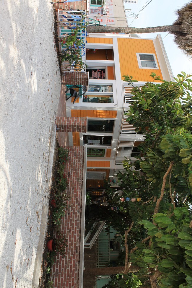 Foto del edificio - 1710-1740 Estero Blvd
