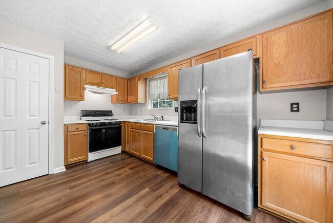 Building Photo - SPACIOUS 3 BED /2 BATH HOME