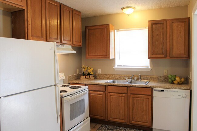 Building Photo - 2611 N Forrest St
