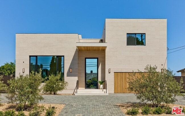 Building Photo - 2580 Roscomare Rd