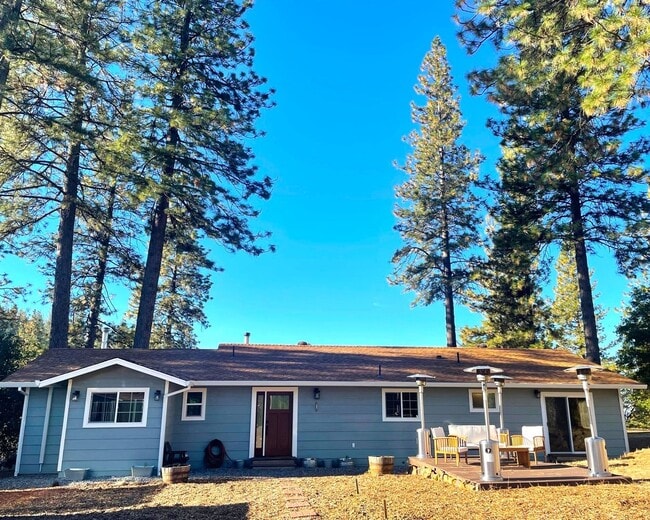 Building Photo - 3 Bedroom with a Bonus Room on 1-Acre | W/...