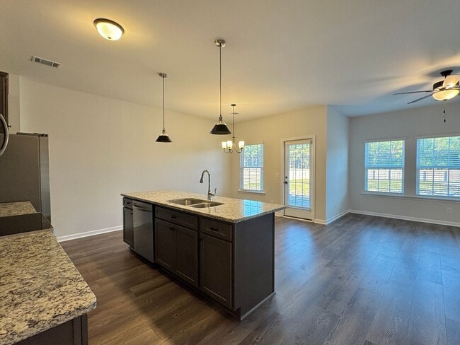 Foto del edificio - $500 RENT CREDIT | AVAILABLE NOW! (Pet Friendly)