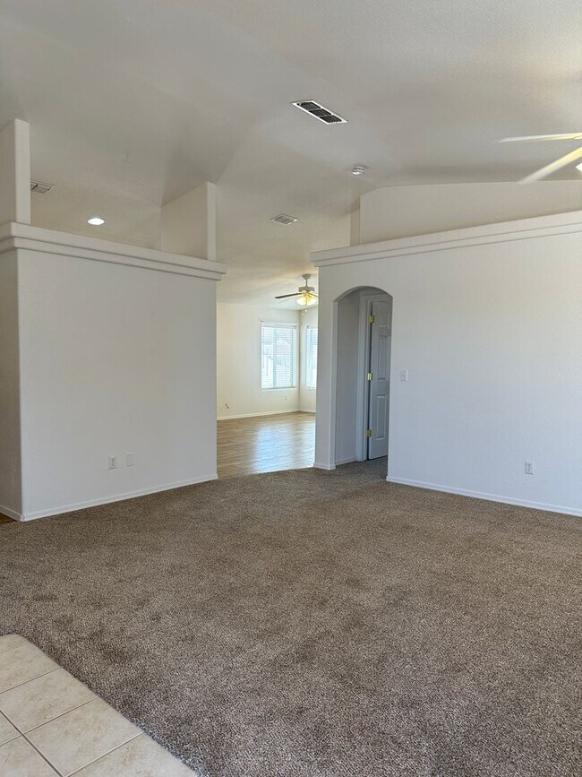 Foto del edificio - Pending!  Long Term unfurnished - Pets all...