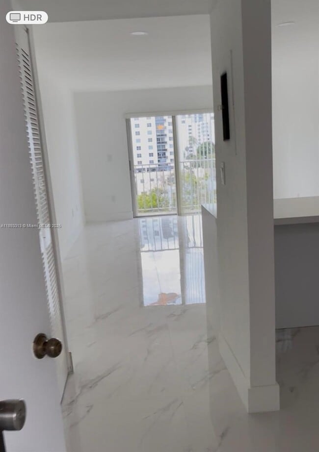 Foto del edificio - 7101 Byron Ave