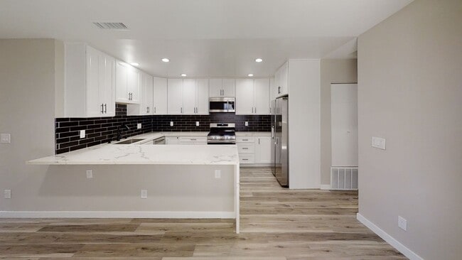 Building Photo - 4BD/2BA, Quick Walk to Campus!