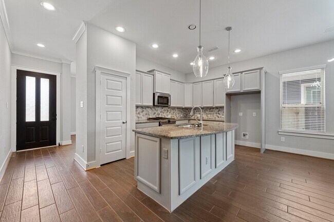 Building Photo - 18419 Blue Hollow Heights Dr