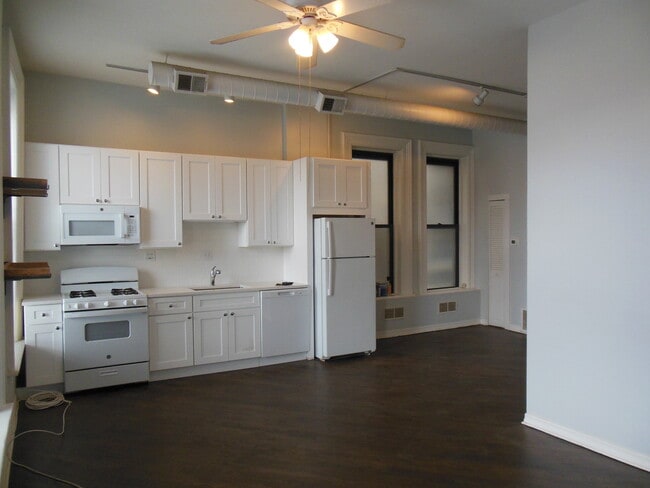 Building Photo - 1561 N Wells St