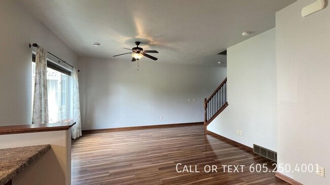 Foto del edificio - Spacious 3-Bed, 2.5-Bath Townhome with Mod...