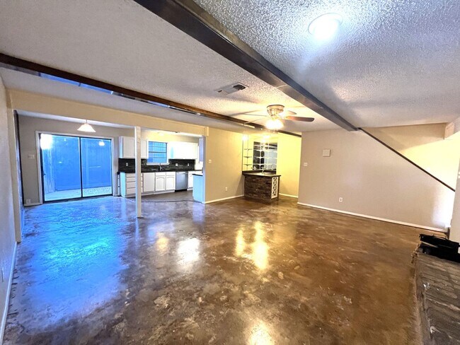Building Photo - **BEAUTIFUL RAINTREE TOWNHOUSE**