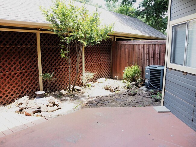 Foto del edificio - 2 Bed 2.5 Bath Townhouse in Denton