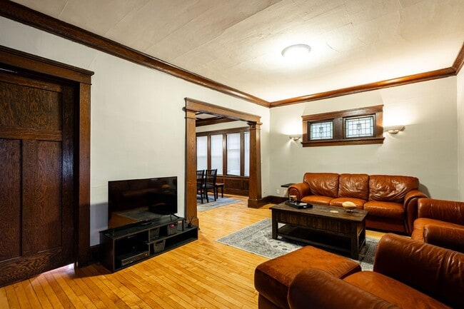 Building Photo - Oakland Upper Flat