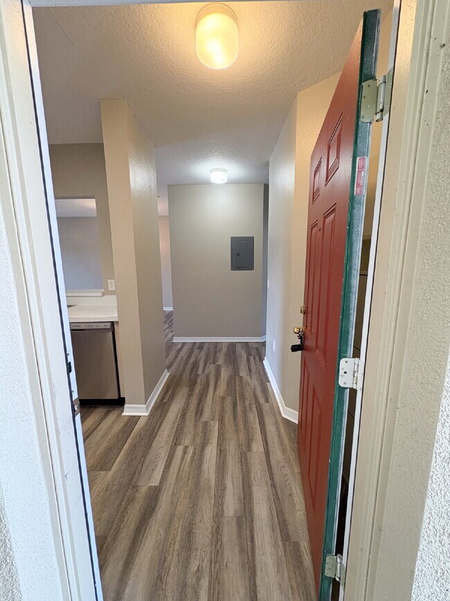 Building Photo - Spacious renovated 3-Bed, 2-Bath in VOB Riverview