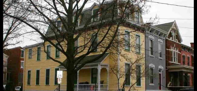 Lado del porche de la casa - 802 Willard St