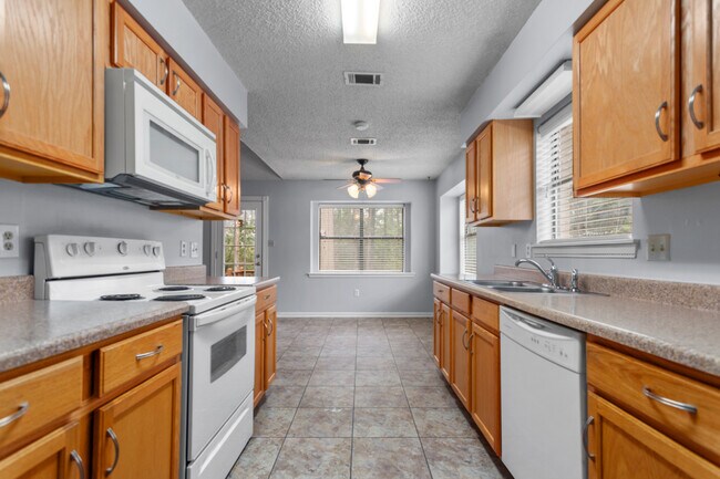 Building Photo - 402 Forest Creek Dr