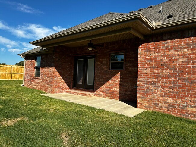 Photo - 831 Pinnacle St House