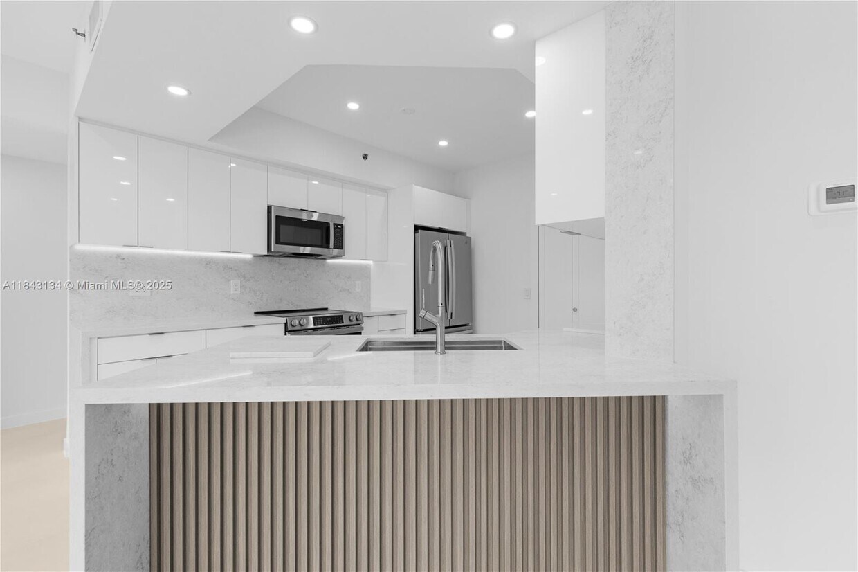 Foto principal - 3215 NE 184th St