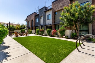 Building Photo - 165 E Lexington Ave