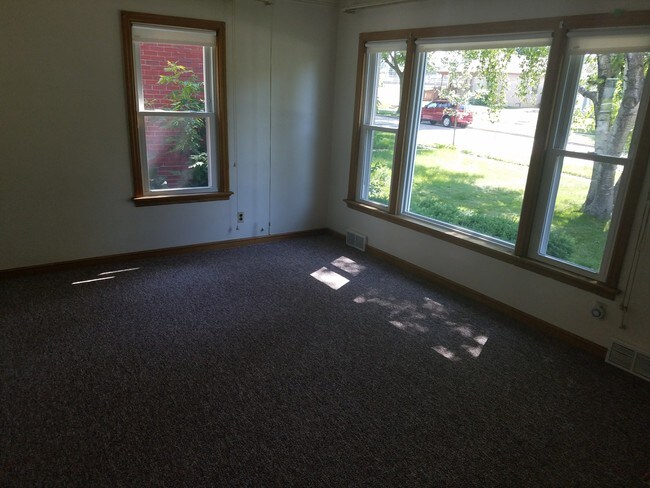 Living Rm - 4320 N 64th St