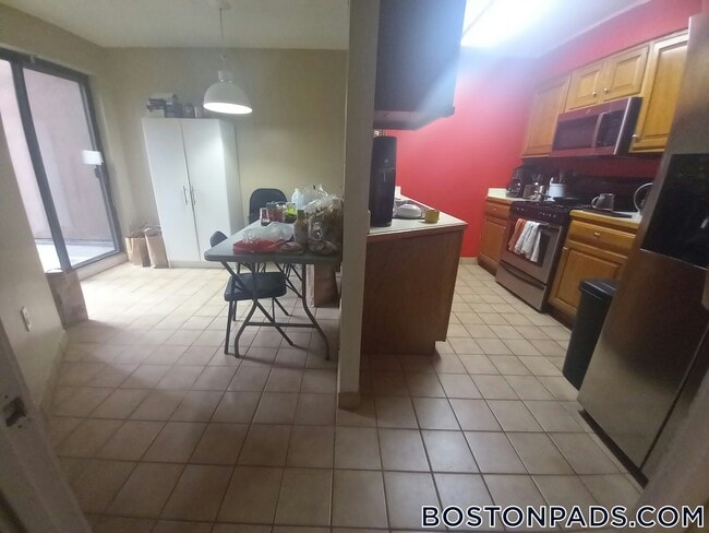 Building Photo - 147 Kelton St