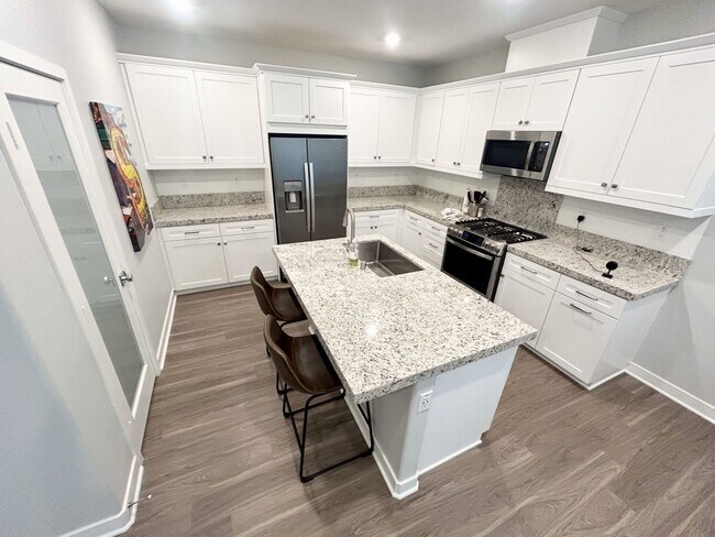 Building Photo - Stunning two bedroom townhome in desirable...